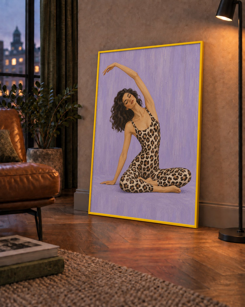 Lila Leopar Desenli Yoga Yapan Kadın Poster — çerçeveli hâliyle bir ev duvarında