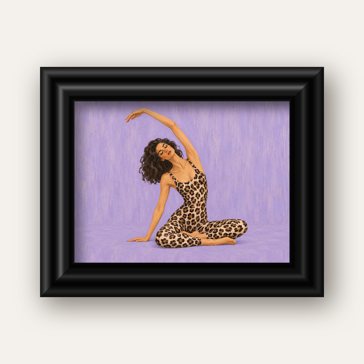 Lila Leopar Desenli Yoga Yapan Kadın Poster — siyah galeri çerçeveli