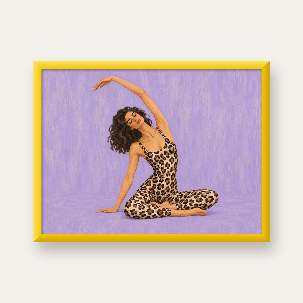 Lila Leopar Desenli Yoga Yapan Kadın Poster — sarı çerçeveli