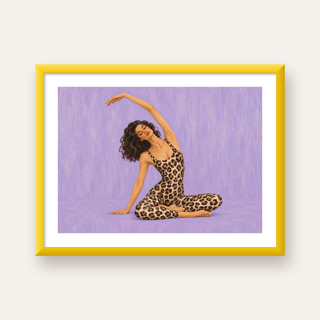 Lila Leopar Desenli Yoga Yapan Kadın Poster — sarı çerçeveli paspartulu