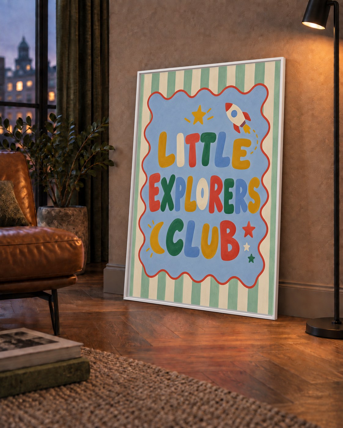 Little Explorers Club — çerçeveli hâliyle bir ev duvarında