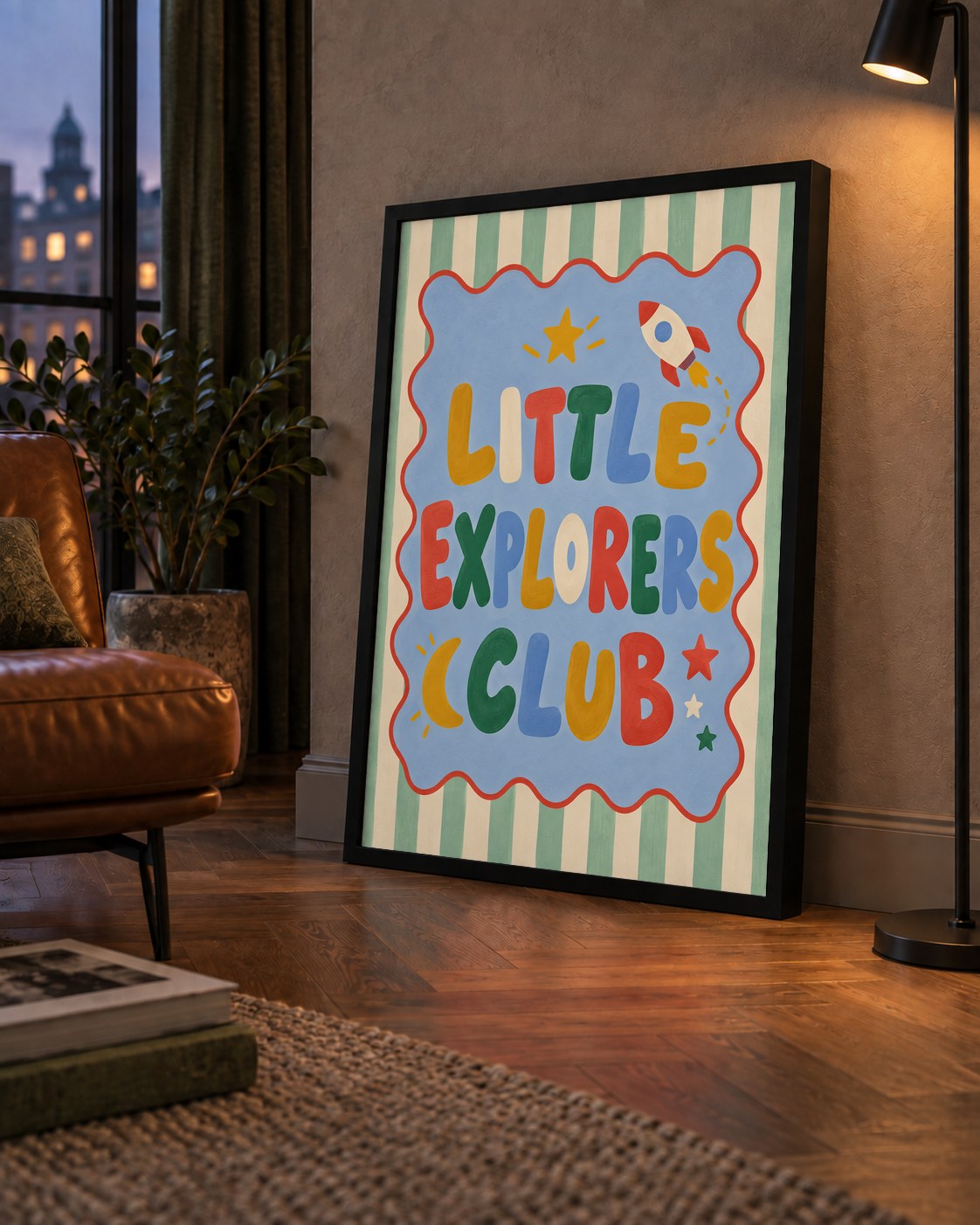 Little Explorers Club — çerçeveli hâliyle bir ev duvarında
