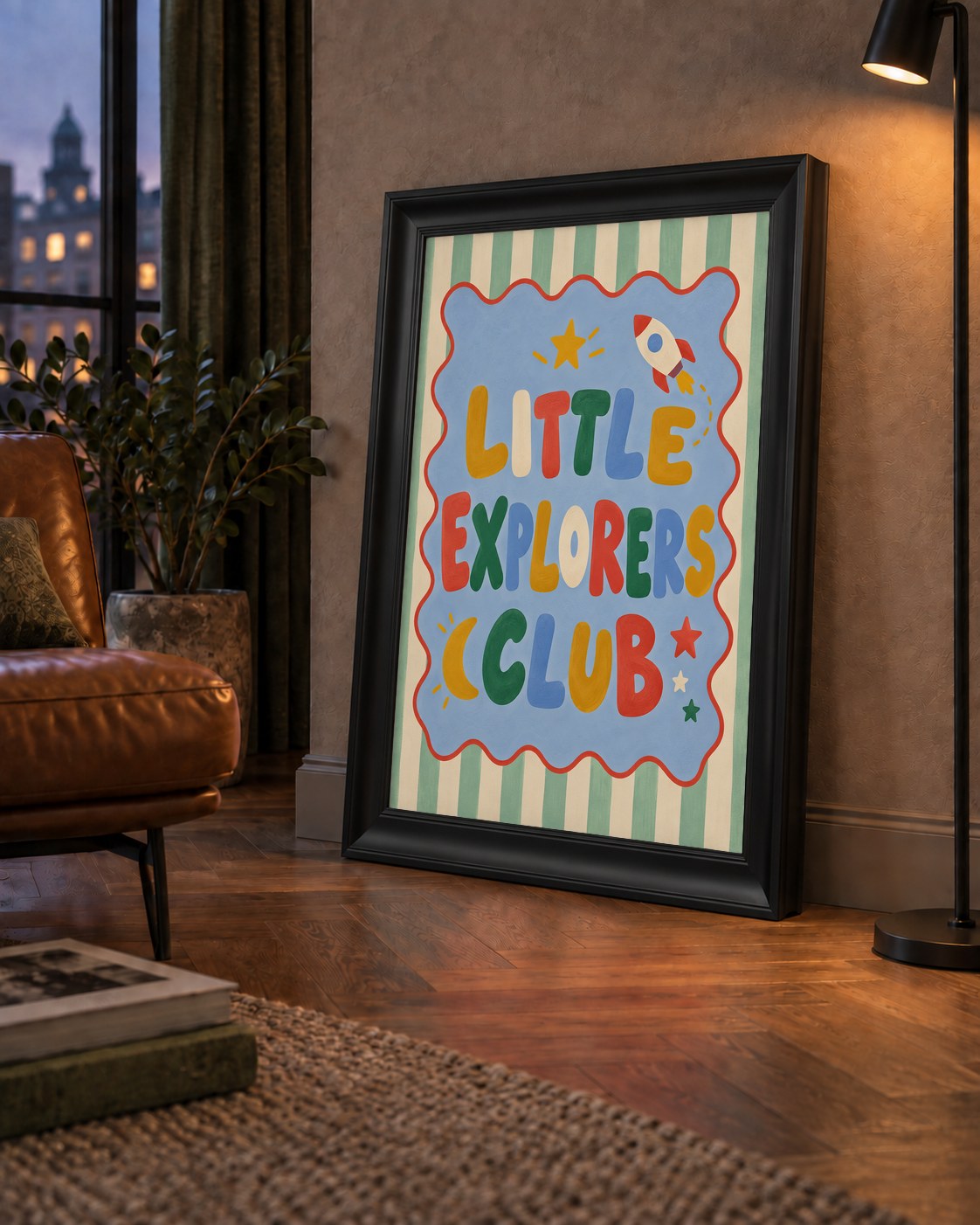 Little Explorers Club — çerçeveli hâliyle bir ev duvarında