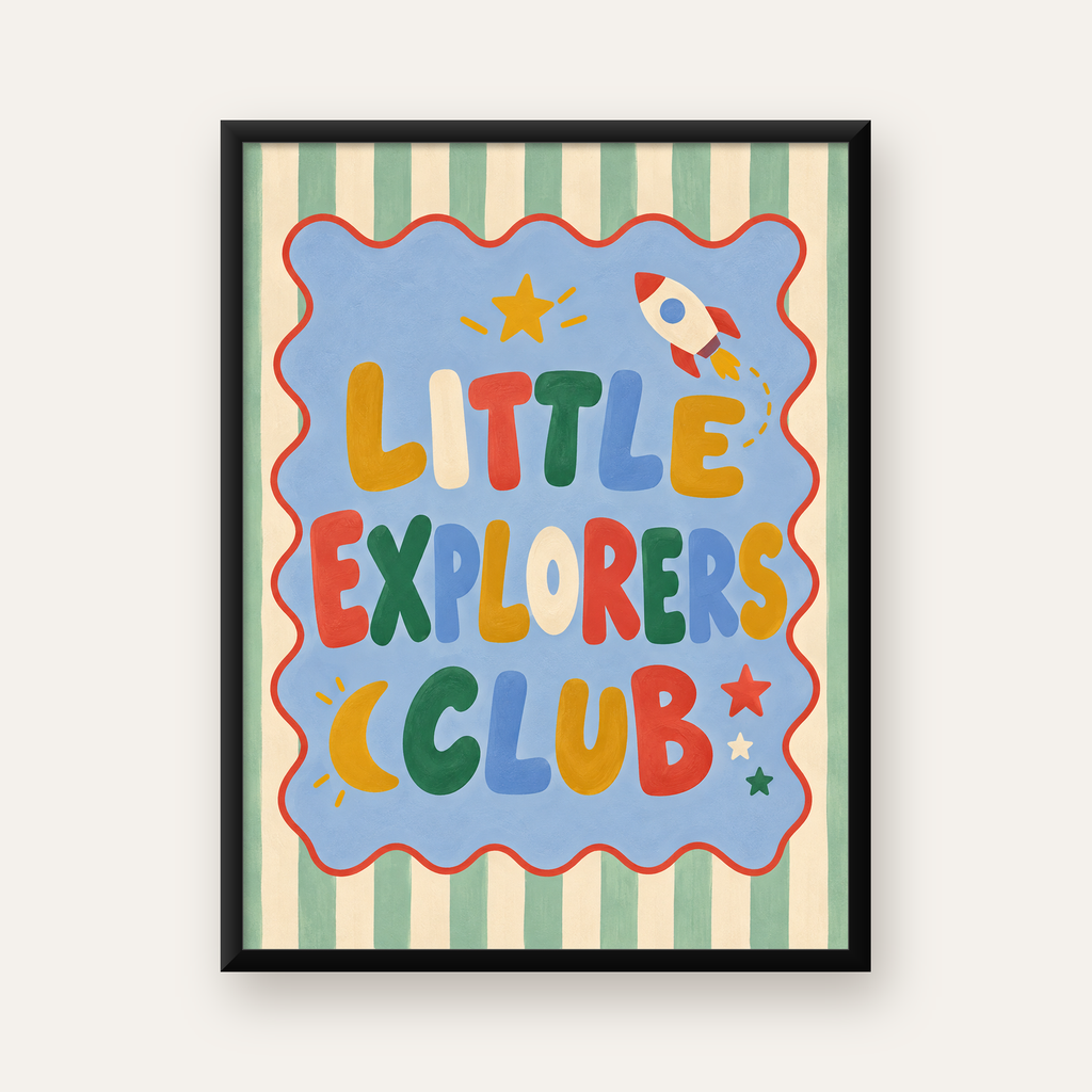 Little Explorers Club Çocuk Odası Poster Sanat Baskısı — Dikey baskı, düz siyah çerçeveli duvar posteri