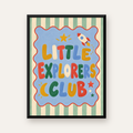 Little Explorers Club Çocuk Odası Poster Sanat Baskısı — Dikey baskı, düz siyah çerçeveli duvar posteri