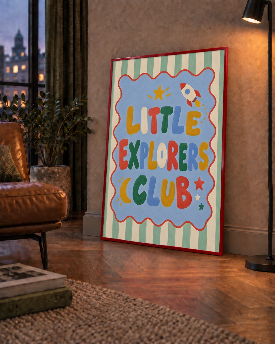 Little Explorers Club — çerçeveli hâliyle bir ev duvarında
