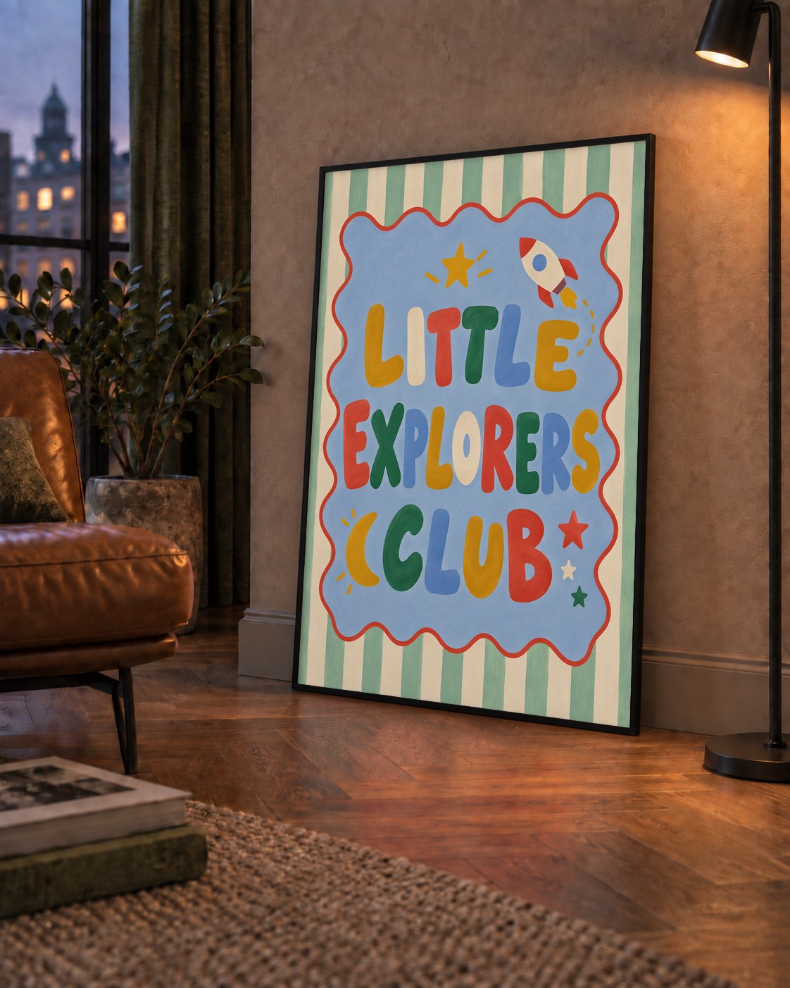 Little Explorers Club — çerçeveli hâliyle bir ev duvarında