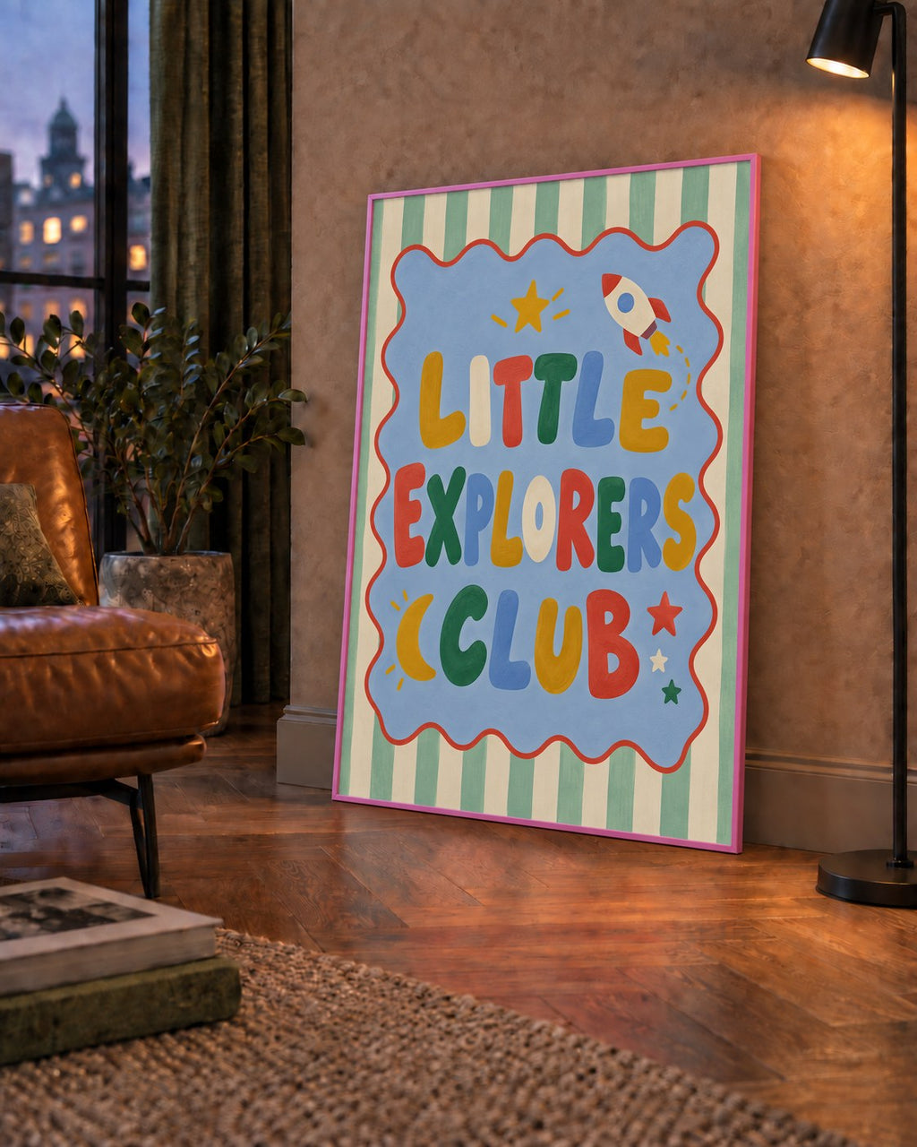 Little Explorers Club — çerçeveli hâliyle bir ev duvarında
