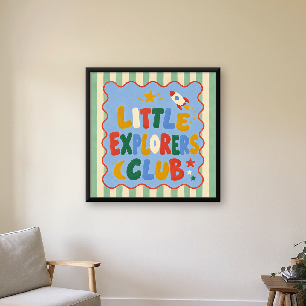Little Explorers Club Çocuk Odası Poster Sanat Baskısı — Kare baskı, çerçeveli hâliyle bir ev duvarında