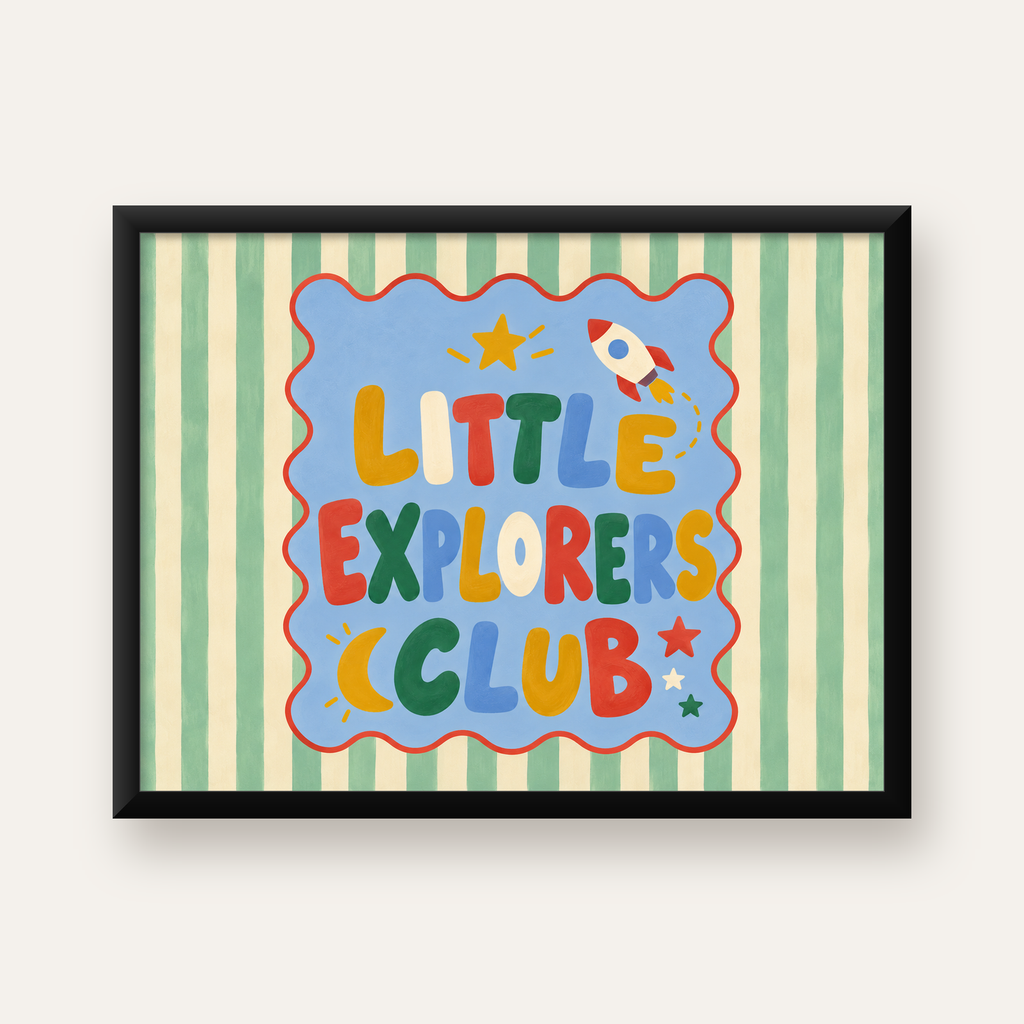 Little Explorers Club Çocuk Odası Poster Sanat Baskısı — Yatay baskı, düz siyah çerçeveli duvar posteri