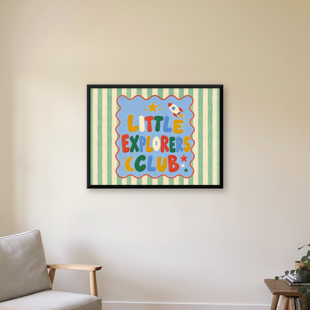 Little Explorers Club Çocuk Odası Poster Sanat Baskısı — Yatay baskı, çerçeveli hâliyle bir ev duvarında
