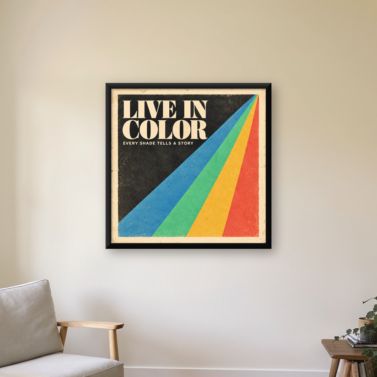 Retro Renkli Geometrik 'Live In Color' Poster Baskısı — Kare baskı, çerçeveli hâliyle bir ev duvarında