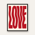 Dalgalı Kırmızı LOVE Yazılı Retro Minimal Poster — Dikey baskı, düz siyah çerçeveli duvar posteri
