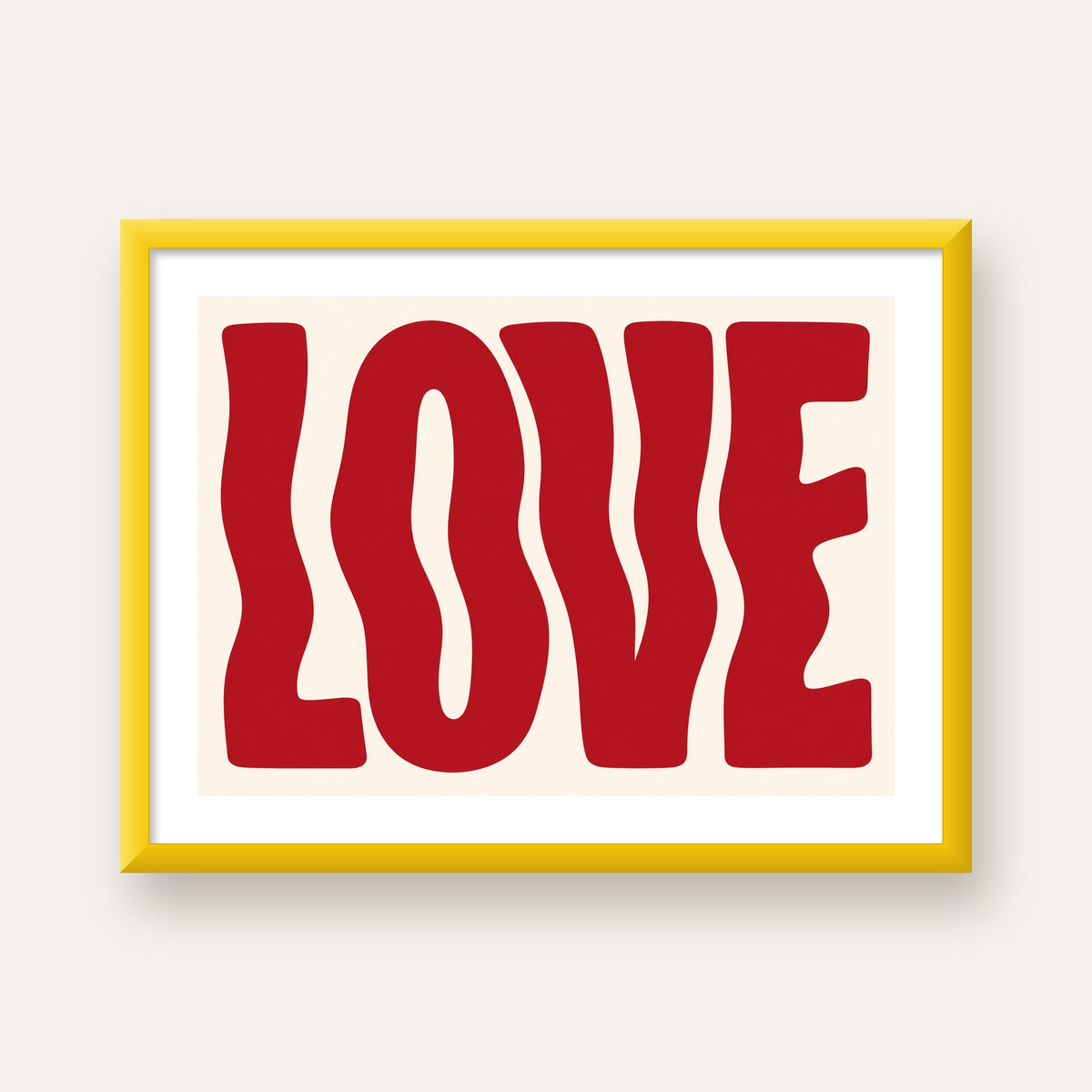 Dalgalı Kırmızı LOVE Yazılı Retro Minimal Poster — sarı çerçeveli paspartulu