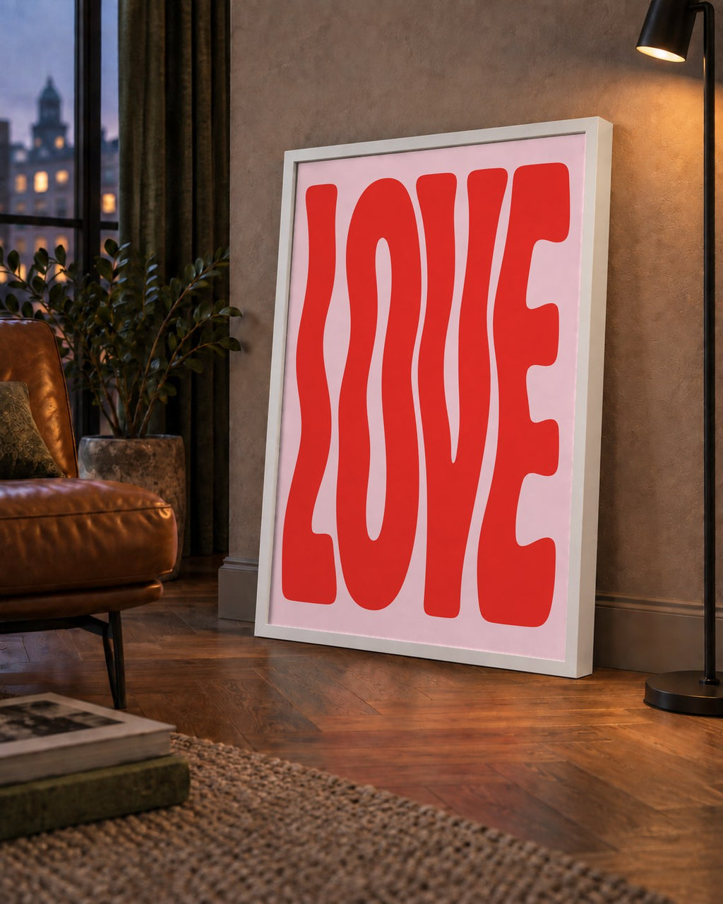 LOVE Yazılı Modern Tipografik Kırmızı Poster Baskı — çerçeveli hâliyle bir ev duvarında