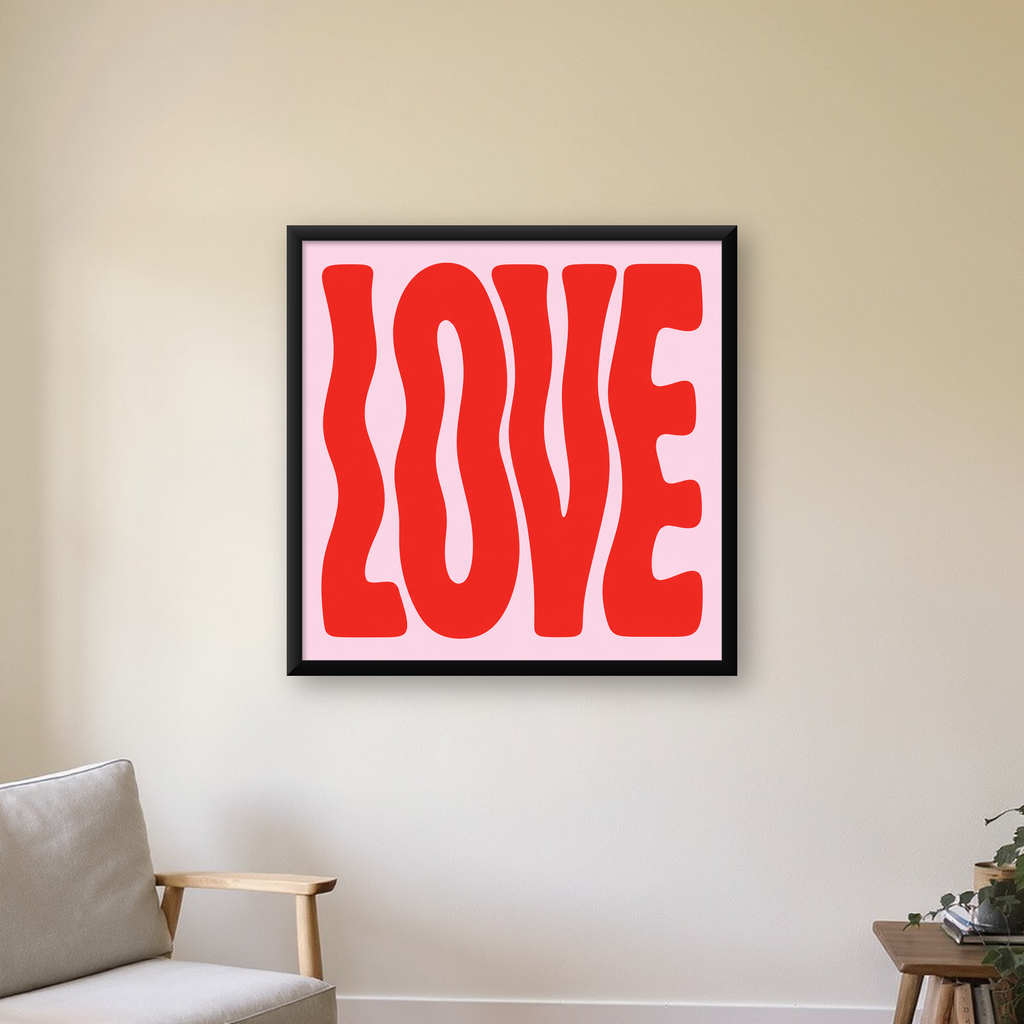 LOVE Yazılı Modern Tipografik Kırmızı Poster Baskı — Kare baskı, çerçeveli hâliyle bir ev duvarında