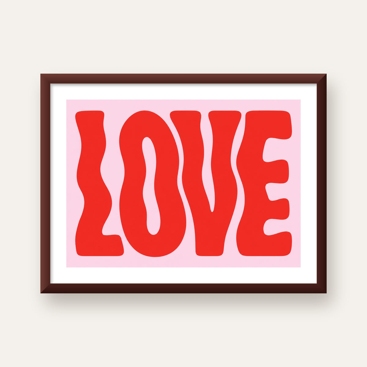 LOVE Yazılı Modern Tipografik Kırmızı Poster Baskı — ceviz çerçeveli paspartulu