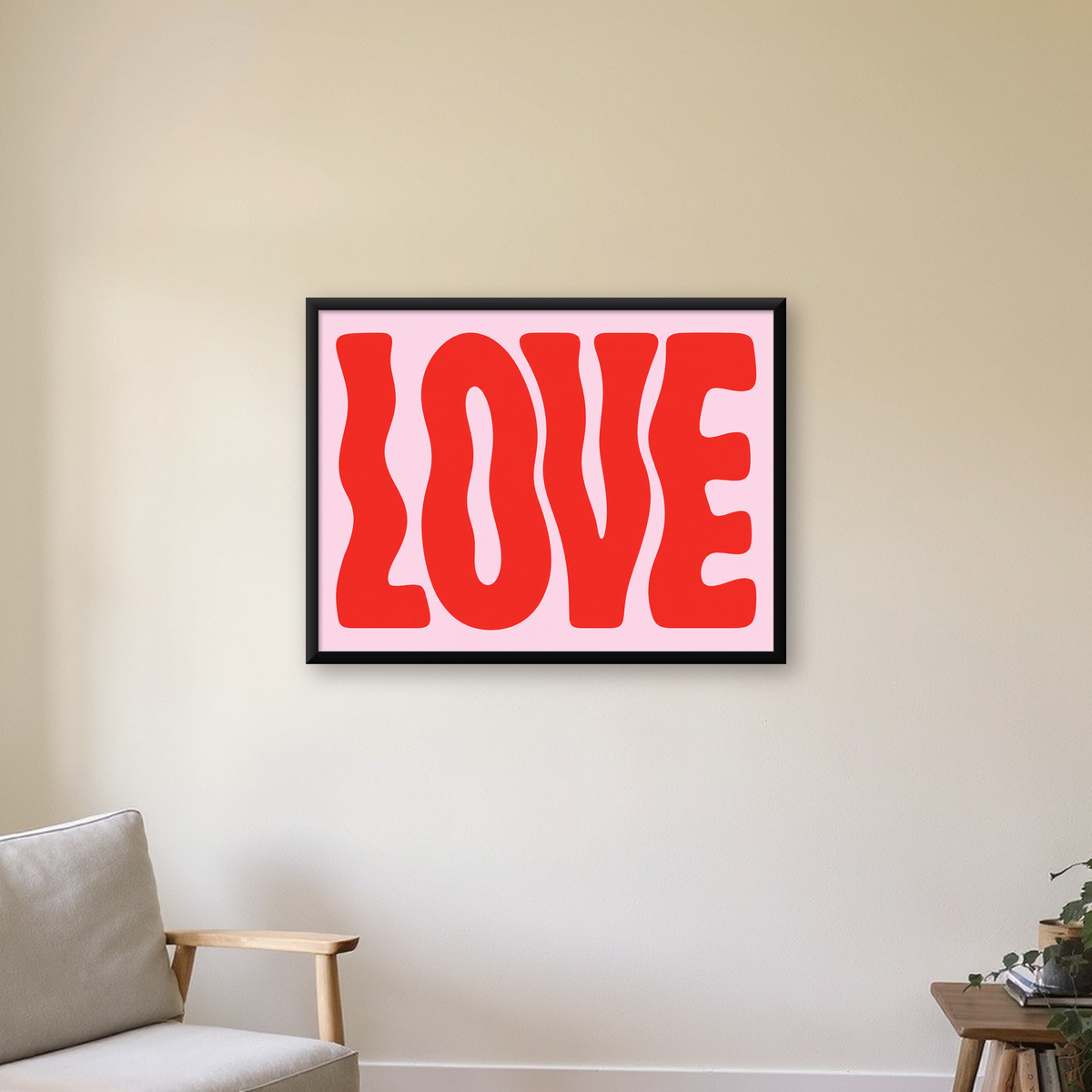 LOVE Yazılı Modern Tipografik Kırmızı Poster Baskı — Yatay baskı, çerçeveli hâliyle bir ev duvarında