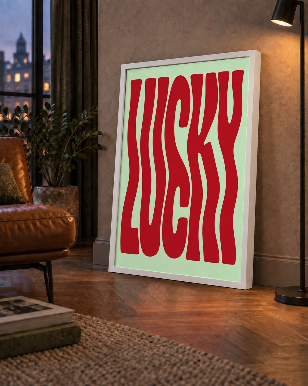 Modern Dalgalı Tipografi 'LUCKY' Kırmızı Poster — çerçeveli hâliyle bir ev duvarında