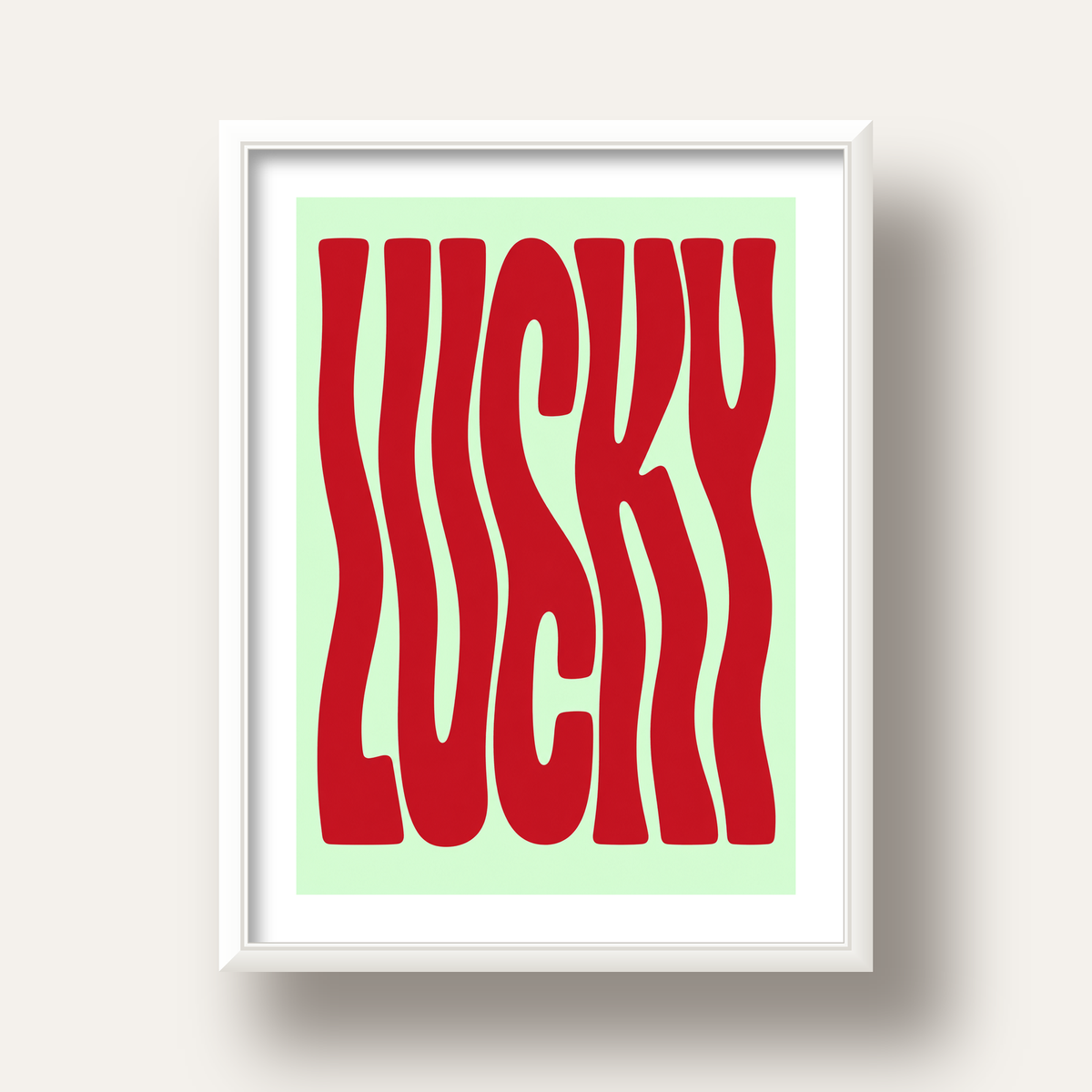 Modern Dalgalı Tipografi 'LUCKY' Kırmızı Poster — beyaz derin çerçeveli paspartulu