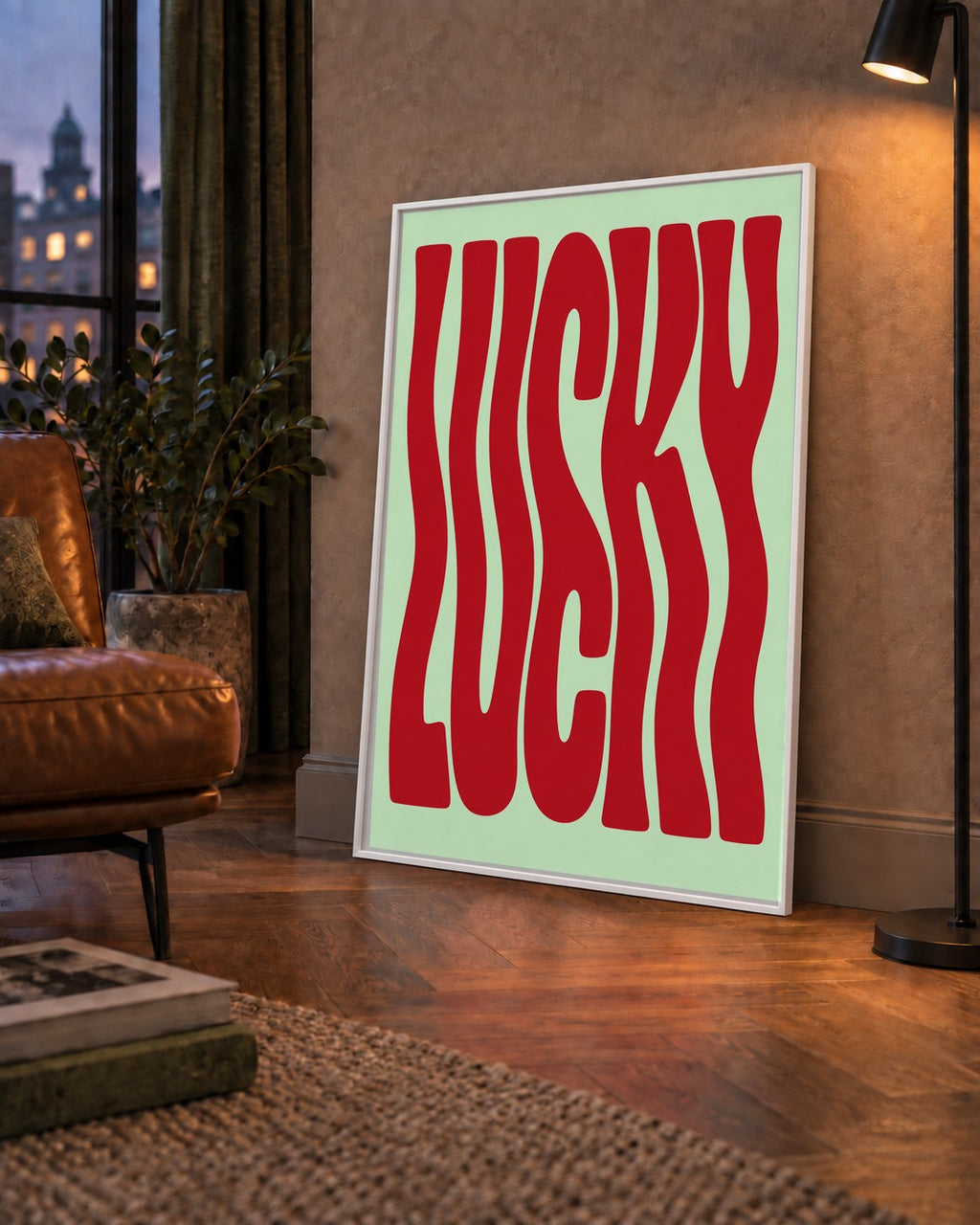 Modern Dalgalı Tipografi 'LUCKY' Kırmızı Poster — çerçeveli hâliyle bir ev duvarında