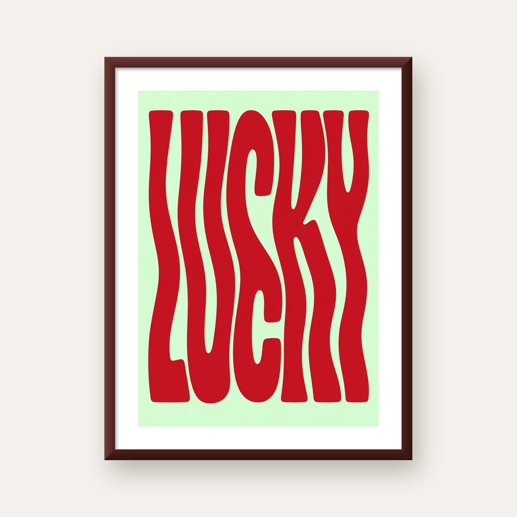 Modern Dalgalı Tipografi 'LUCKY' Kırmızı Poster — ceviz çerçeveli paspartulu