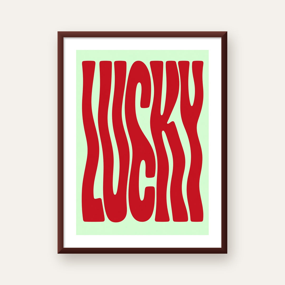Modern Dalgalı Tipografi 'LUCKY' Kırmızı Poster — ceviz çerçeveli paspartulu
