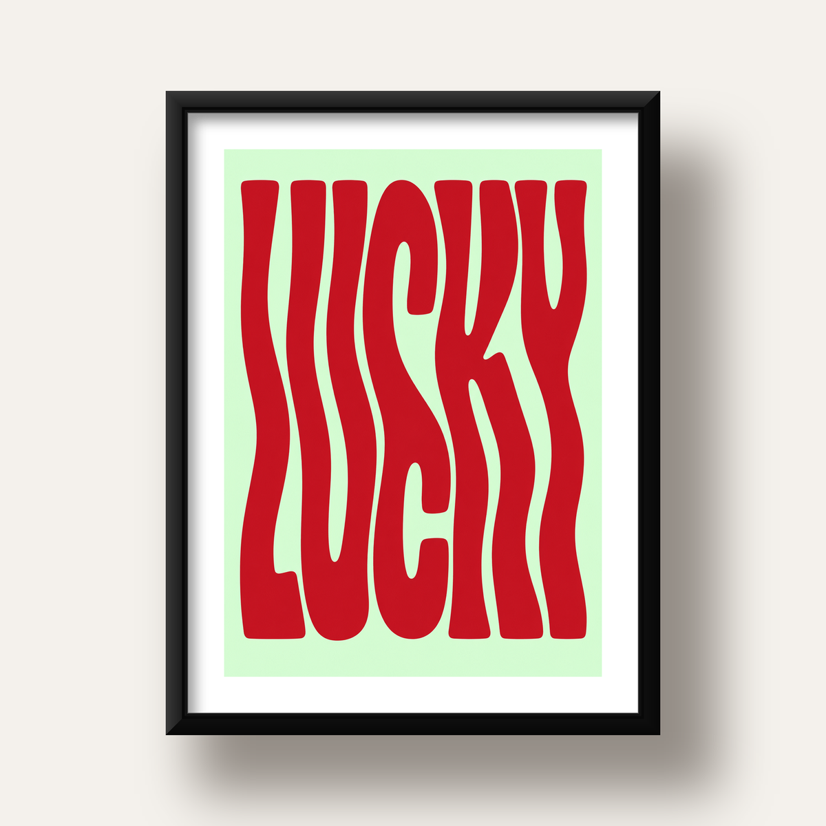 Modern Dalgalı Tipografi 'LUCKY' Kırmızı Poster — siyah derin çerçeveli paspartulu