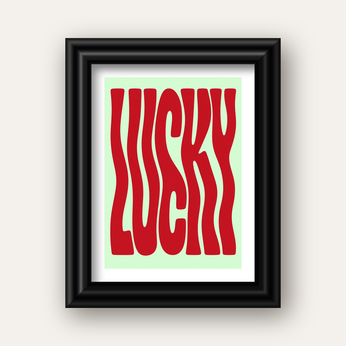 Modern Dalgalı Tipografi 'LUCKY' Kırmızı Poster — siyah galeri çerçeveli paspartulu