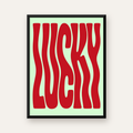 Modern Dalgalı Tipografi 'LUCKY' Kırmızı Poster — Dikey baskı, düz siyah çerçeveli duvar posteri