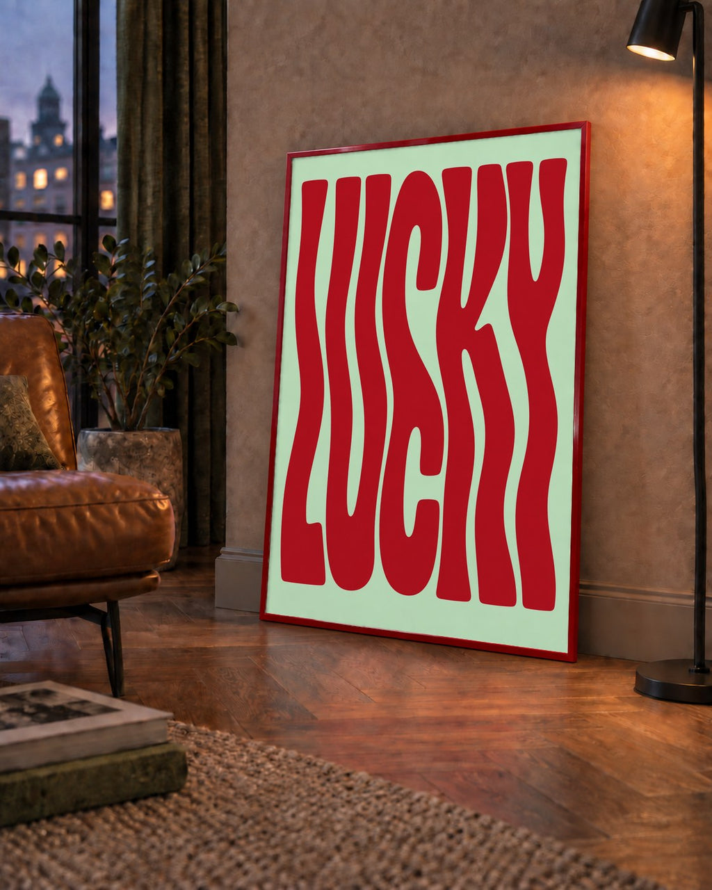 Modern Dalgalı Tipografi 'LUCKY' Kırmızı Poster — çerçeveli hâliyle bir ev duvarında