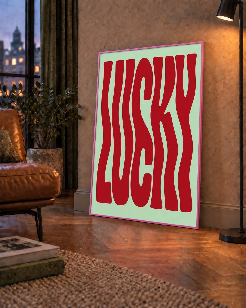 Modern Dalgalı Tipografi 'LUCKY' Kırmızı Poster — çerçeveli hâliyle bir ev duvarında