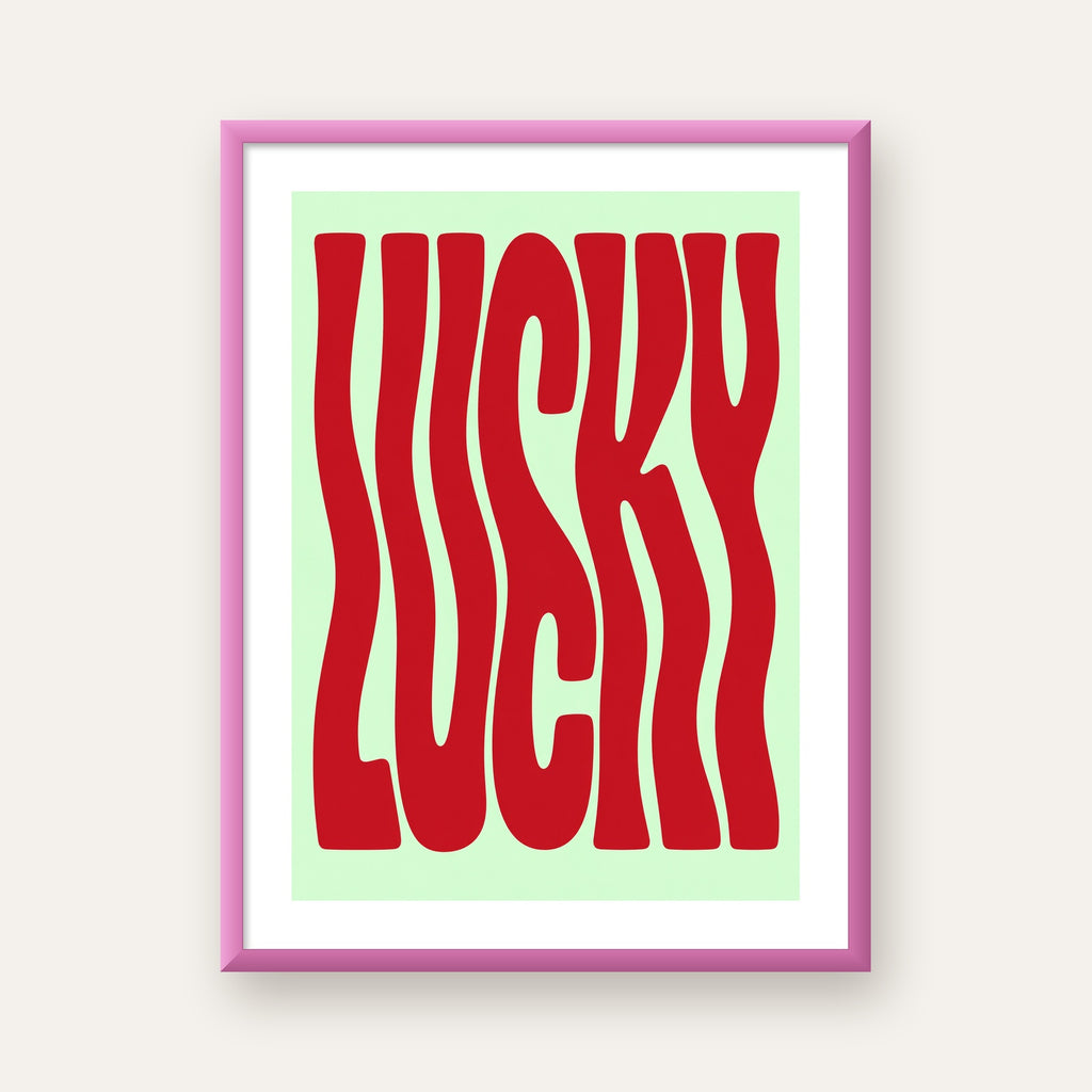 Modern Dalgalı Tipografi 'LUCKY' Kırmızı Poster — pembe çerçeveli paspartulu