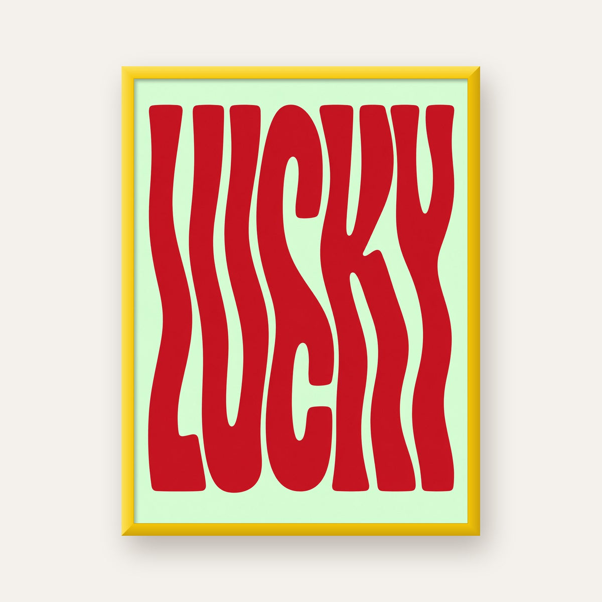 Modern Dalgalı Tipografi 'LUCKY' Kırmızı Poster — sarı çerçeveli