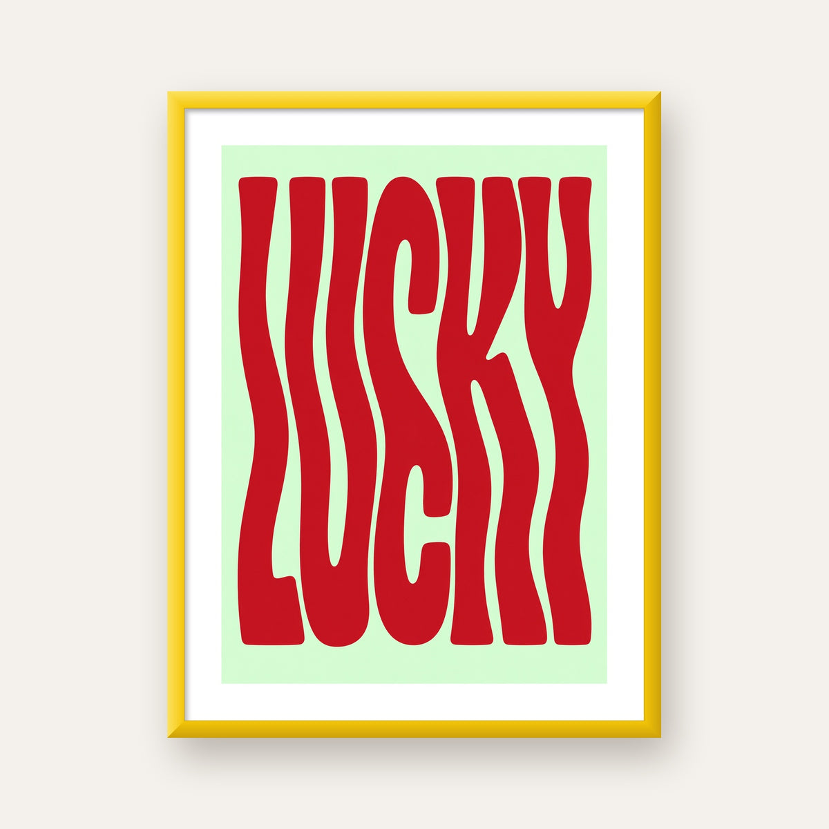Modern Dalgalı Tipografi 'LUCKY' Kırmızı Poster — sarı çerçeveli paspartulu