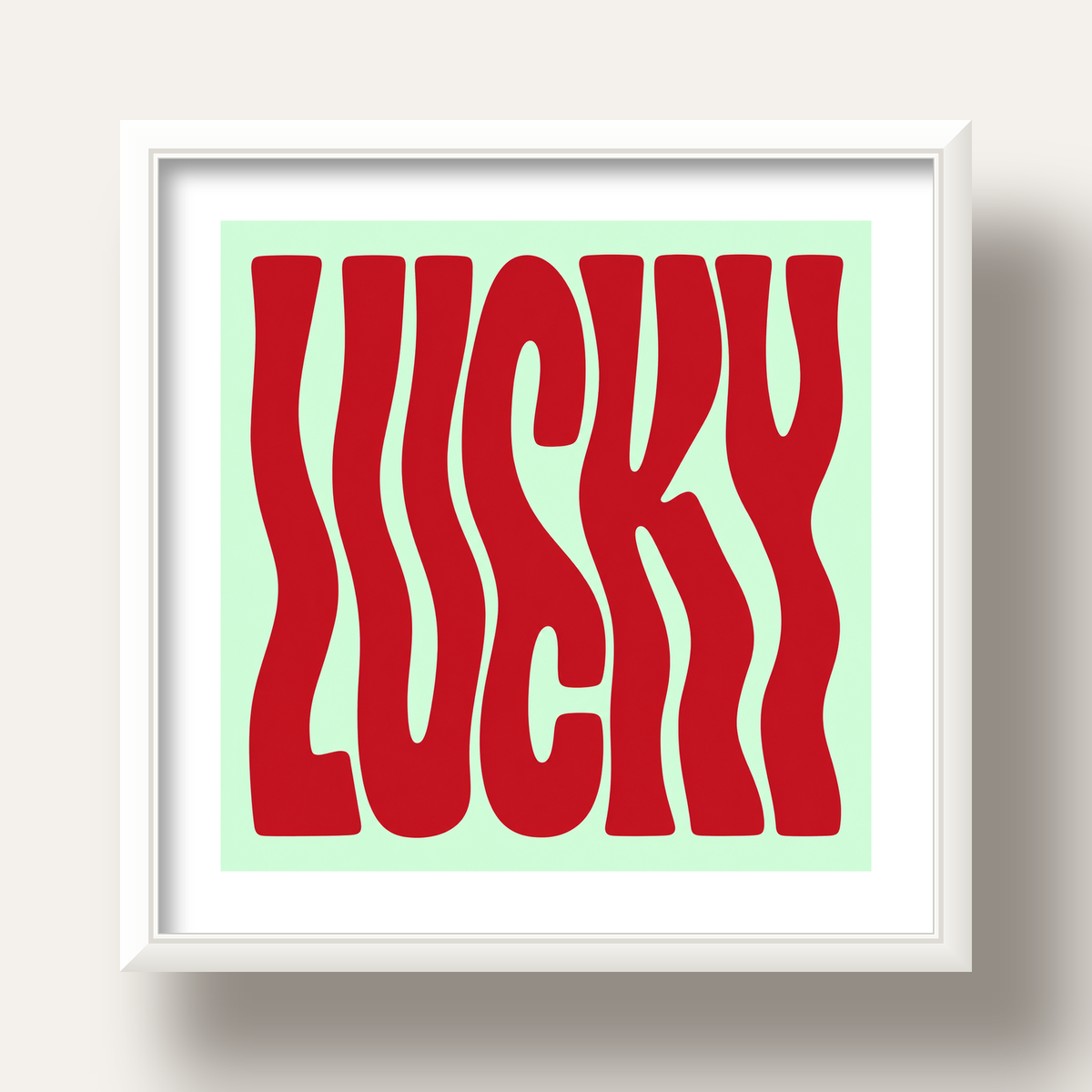 Modern Dalgalı Tipografi 'LUCKY' Kırmızı Poster — beyaz derin çerçeveli paspartulu