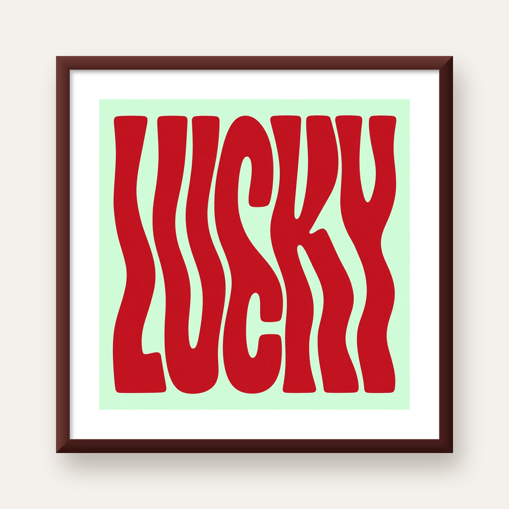 Modern Dalgalı Tipografi 'LUCKY' Kırmızı Poster — ceviz çerçeveli paspartulu