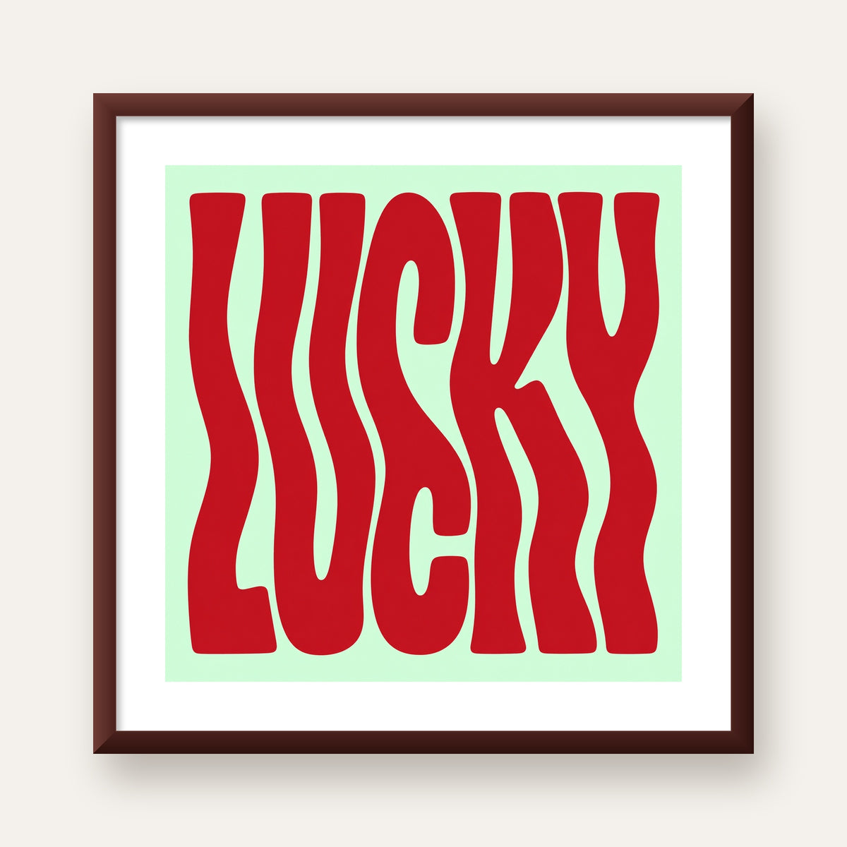 Modern Dalgalı Tipografi 'LUCKY' Kırmızı Poster — ceviz çerçeveli paspartulu