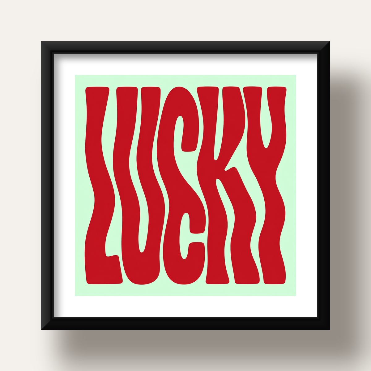 Modern Dalgalı Tipografi 'LUCKY' Kırmızı Poster — siyah derin çerçeveli paspartulu