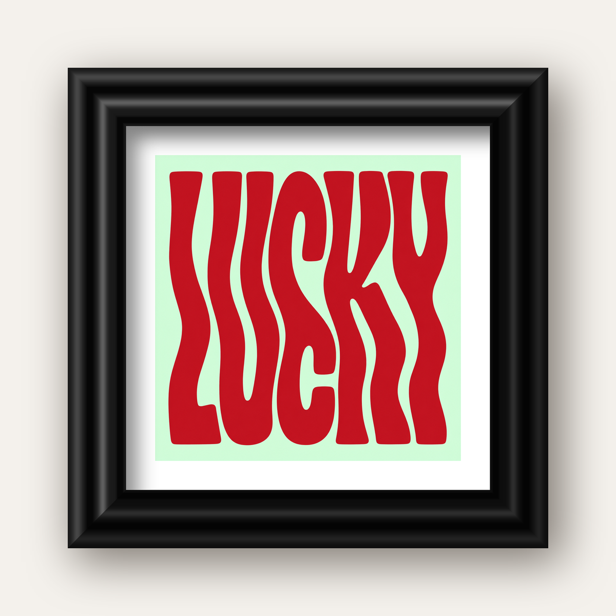 Modern Dalgalı Tipografi 'LUCKY' Kırmızı Poster — siyah galeri çerçeveli paspartulu