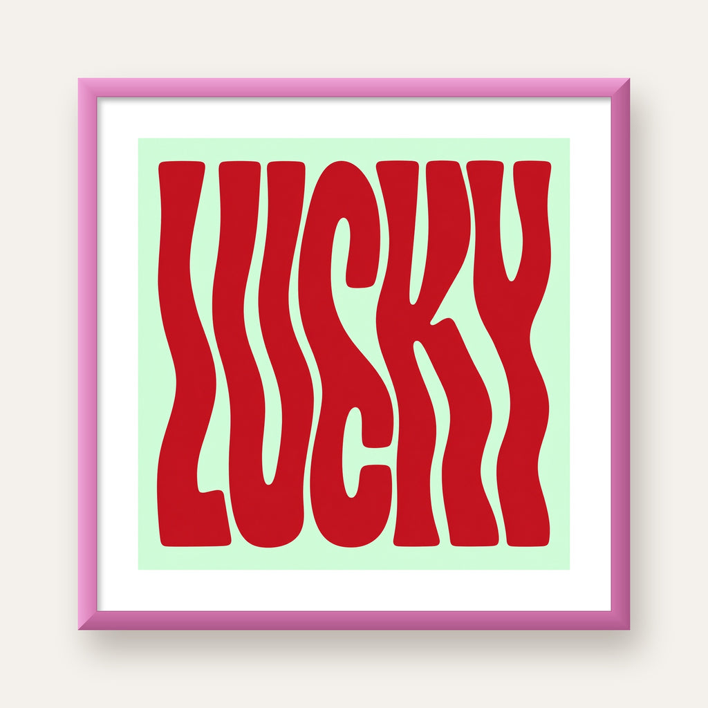 Modern Dalgalı Tipografi 'LUCKY' Kırmızı Poster — pembe çerçeveli paspartulu