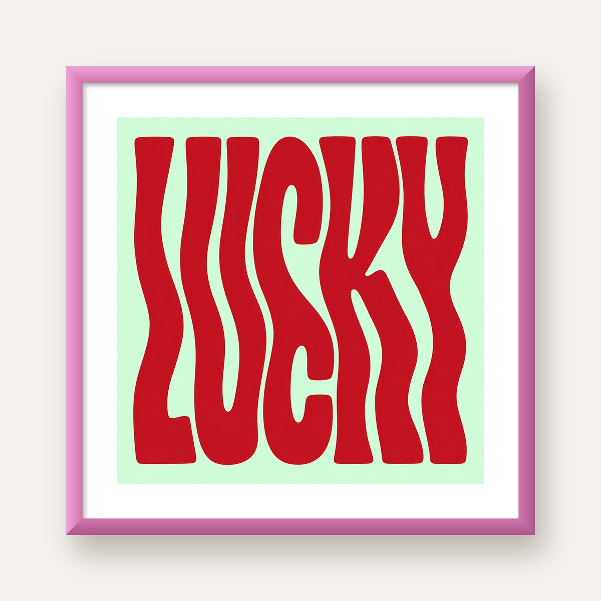 Modern Dalgalı Tipografi 'LUCKY' Kırmızı Poster — pembe çerçeveli paspartulu