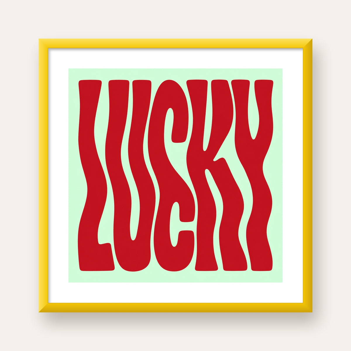 Modern Dalgalı Tipografi 'LUCKY' Kırmızı Poster — sarı çerçeveli paspartulu