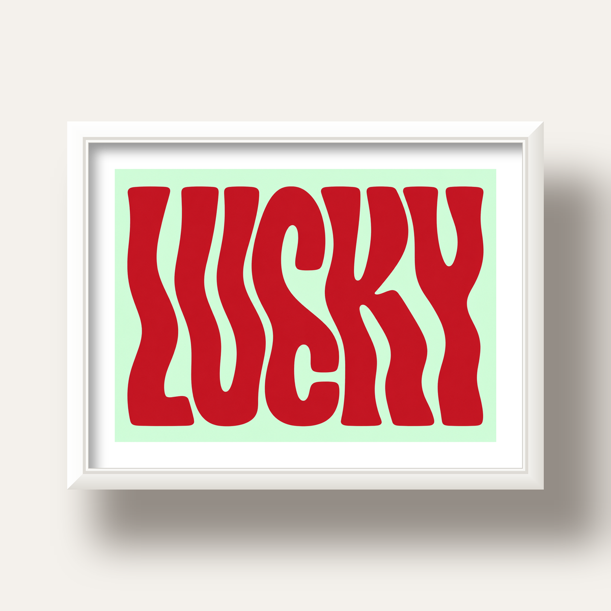 Modern Dalgalı Tipografi 'LUCKY' Kırmızı Poster — beyaz derin çerçeveli paspartulu