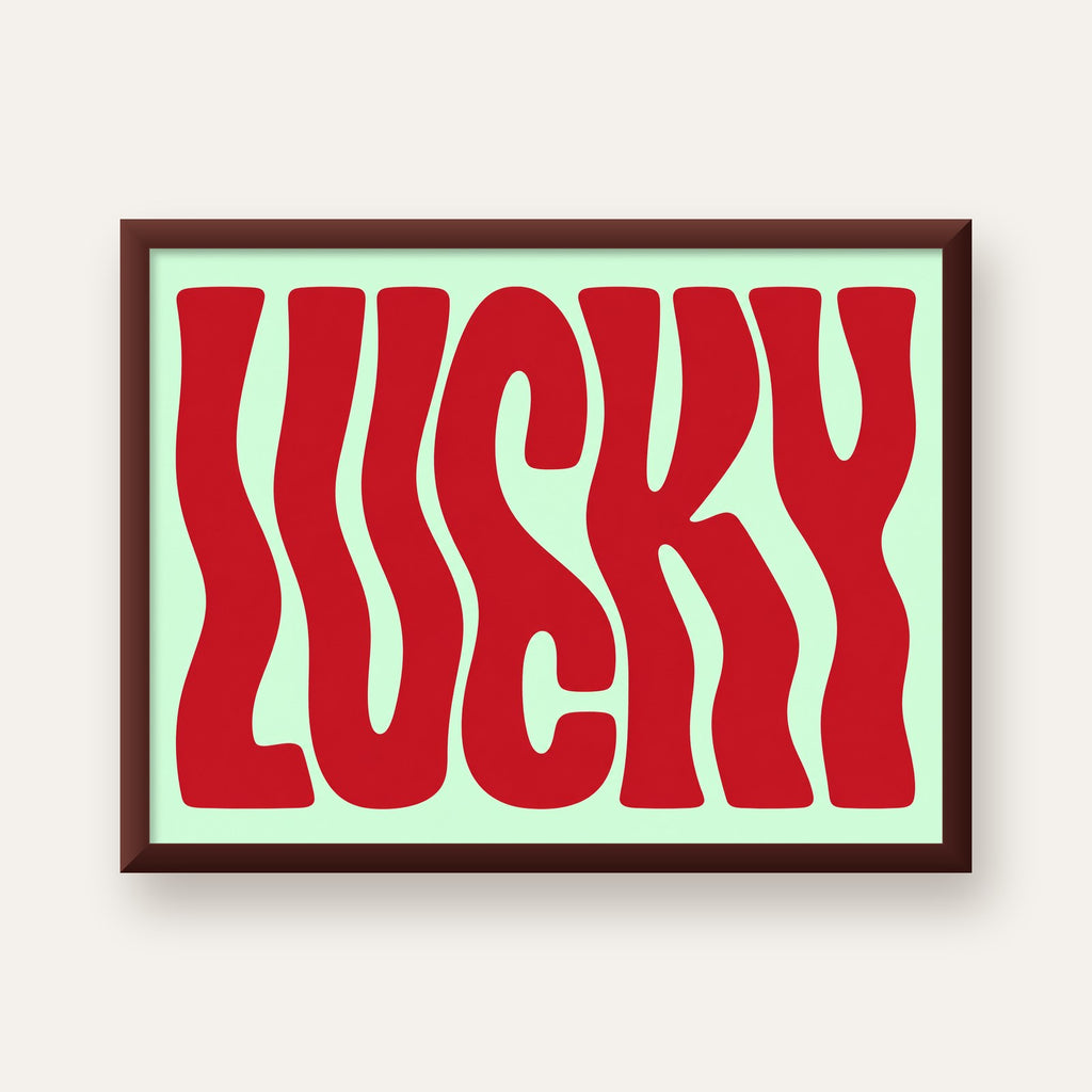 Modern Dalgalı Tipografi 'LUCKY' Kırmızı Poster — ceviz çerçeveli