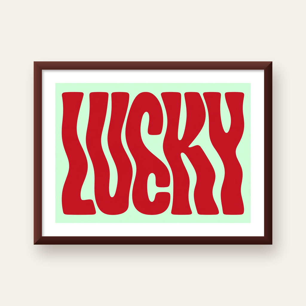 Modern Dalgalı Tipografi 'LUCKY' Kırmızı Poster — ceviz çerçeveli paspartulu