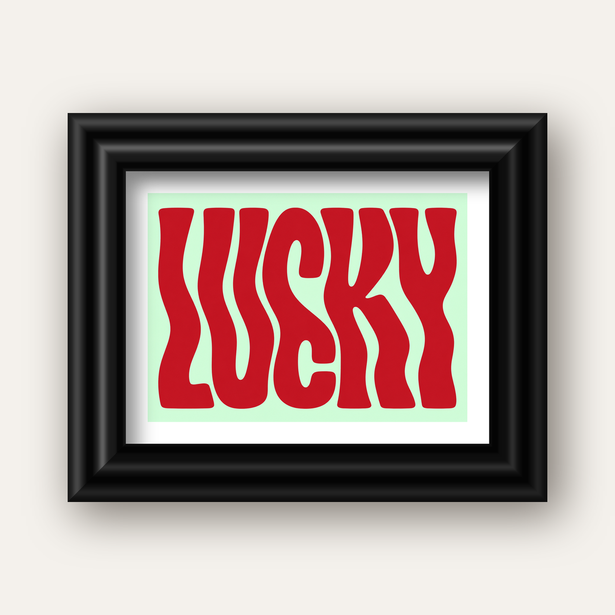 Modern Dalgalı Tipografi 'LUCKY' Kırmızı Poster — siyah galeri çerçeveli paspartulu