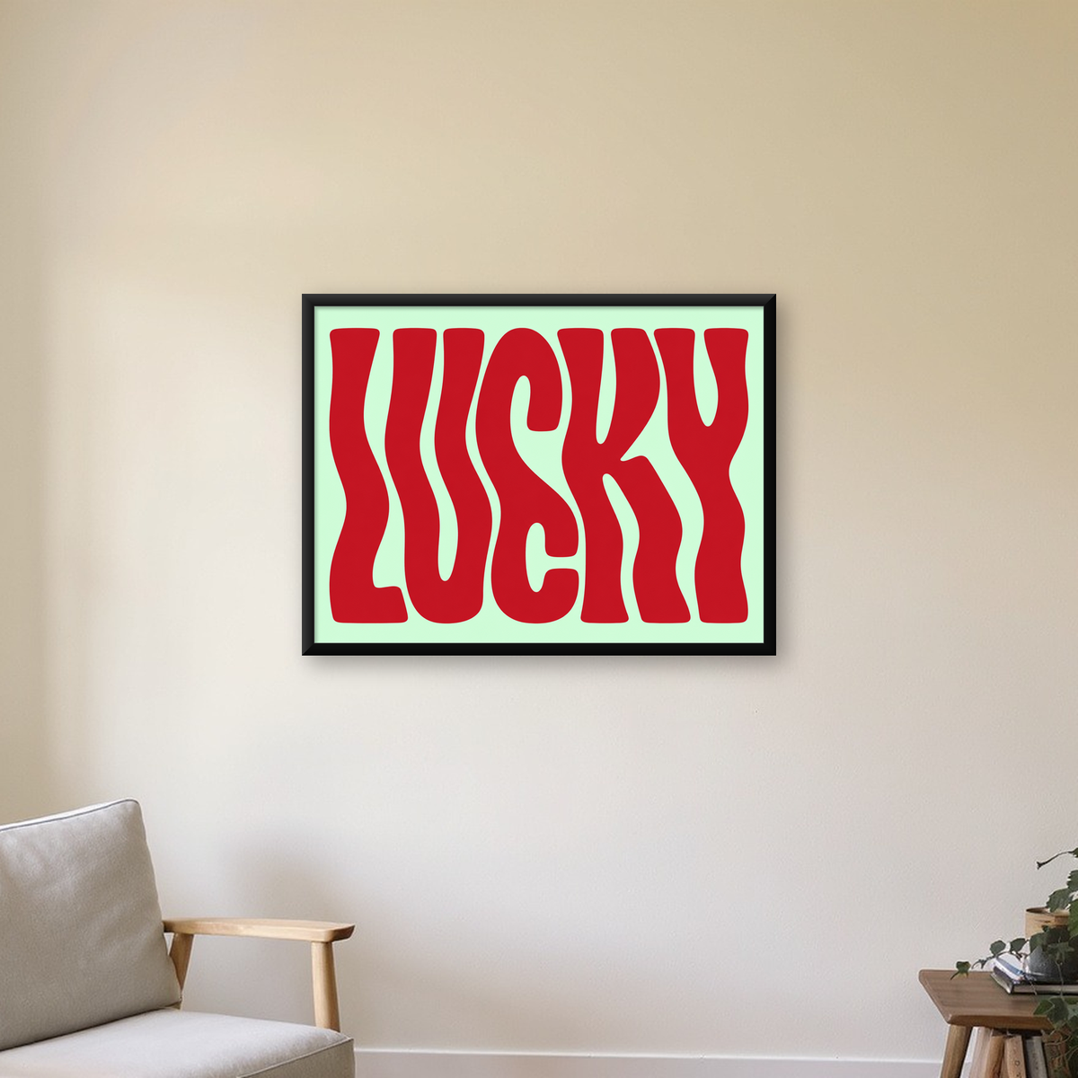 Modern Dalgalı Tipografi 'LUCKY' Kırmızı Poster — Yatay baskı, çerçeveli hâliyle bir ev duvarında