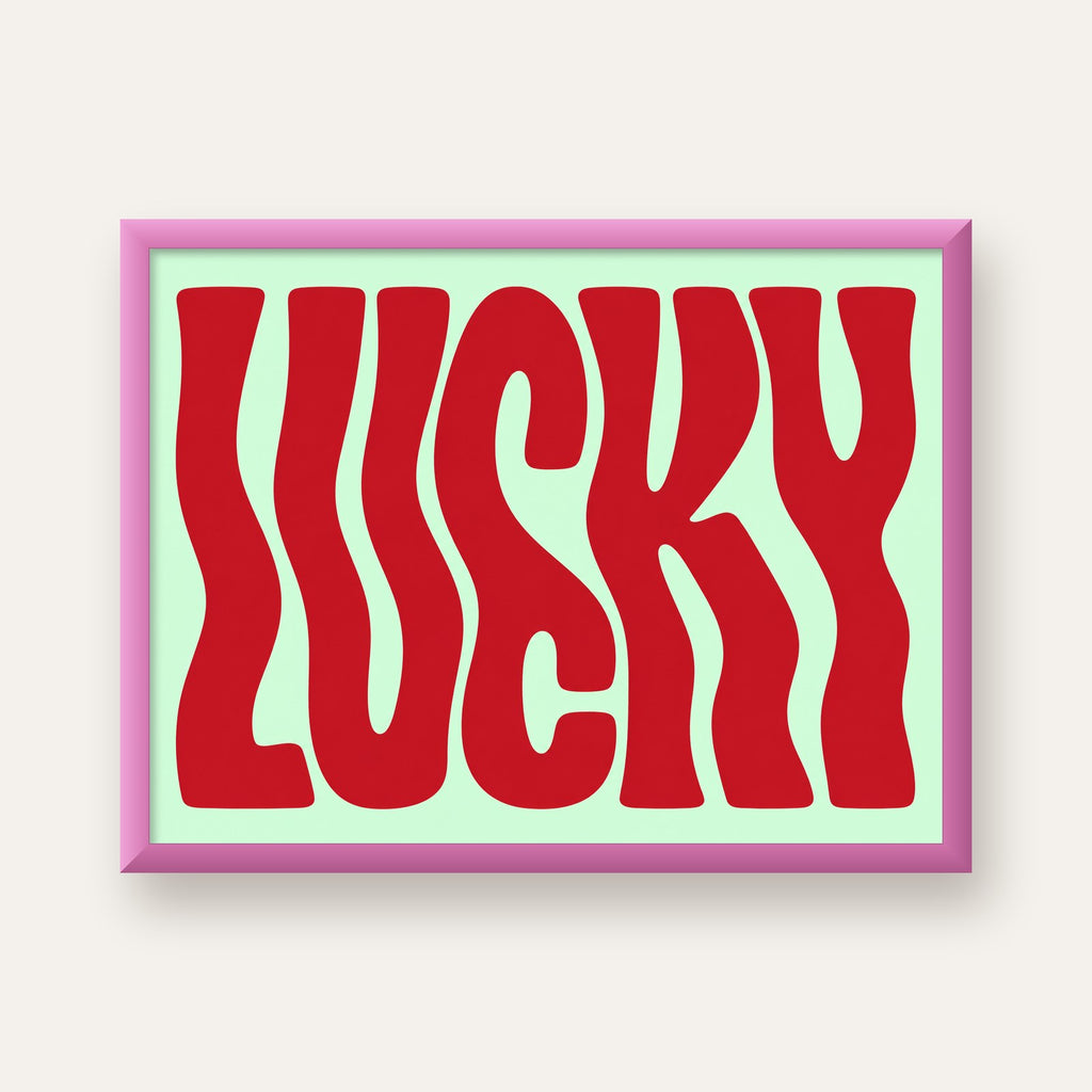 Modern Dalgalı Tipografi 'LUCKY' Kırmızı Poster — pembe çerçeveli