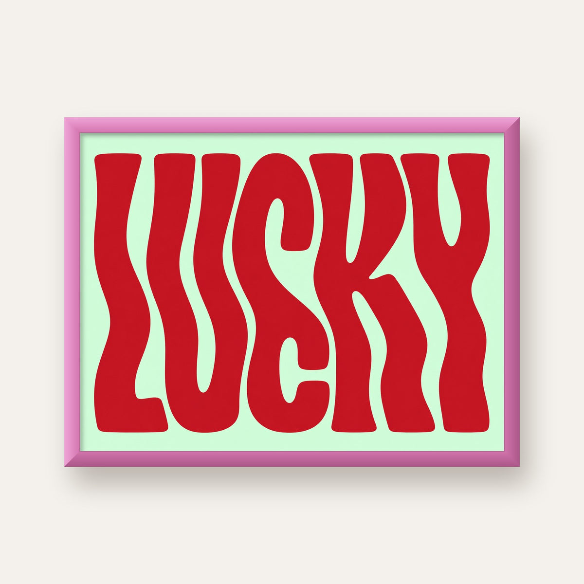 Modern Dalgalı Tipografi 'LUCKY' Kırmızı Poster — pembe çerçeveli
